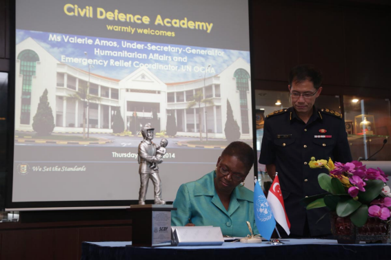 <p>Ms Valerie Amos signing the Guestbook</p>