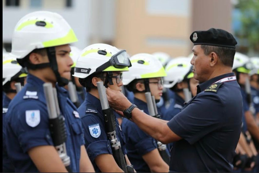 SWO1 Hayatu’llah inspecting the SCDF contingent before the parade
