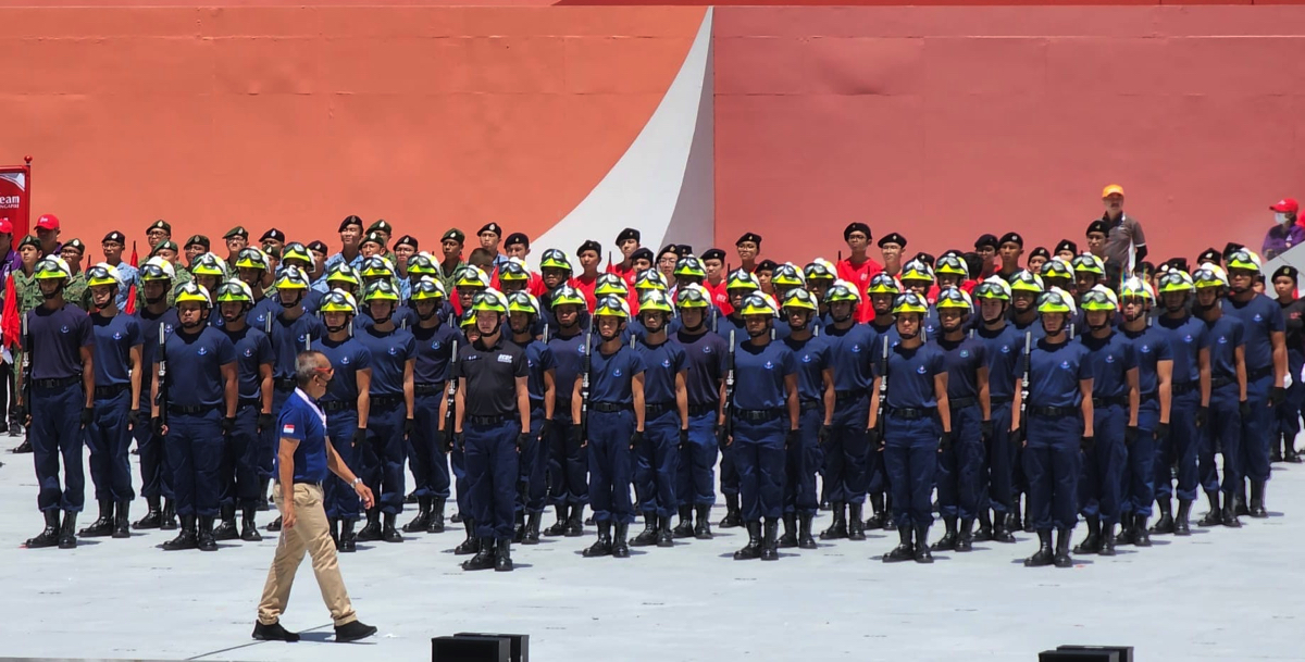 SWO2 Hasanuddin training the SCDF marching contingent during the NDP rehearsal
