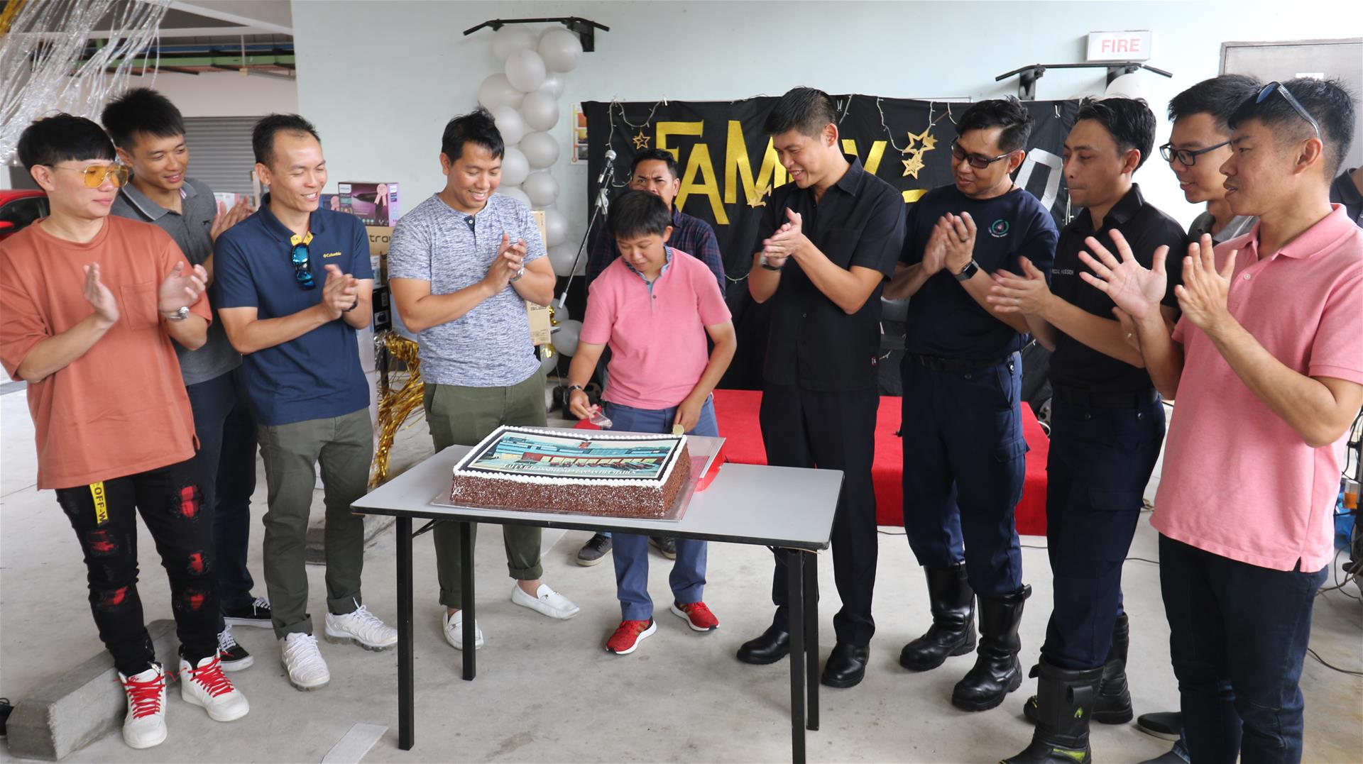 Cake cutting ceremony to commemorate the 10th year anniversary of the station Cake cutting ceremony to commemorate the 10th year anniversary of the station