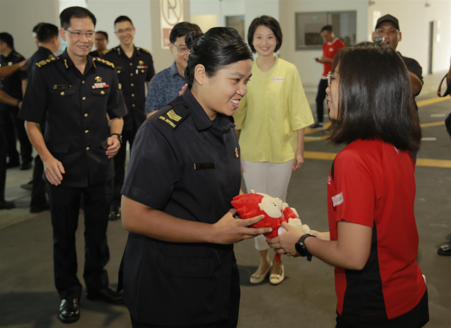 Minister Visit Heng Swee Keat @ Kallang Fire Station 00023 A Team Singapore athlete showing her support to one of our heroines in blue