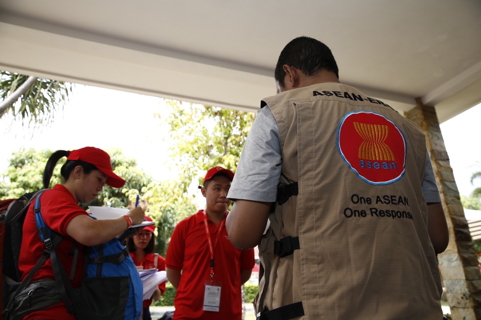 CPT Amelia (extreme left) attending a briefing from the liaison officer