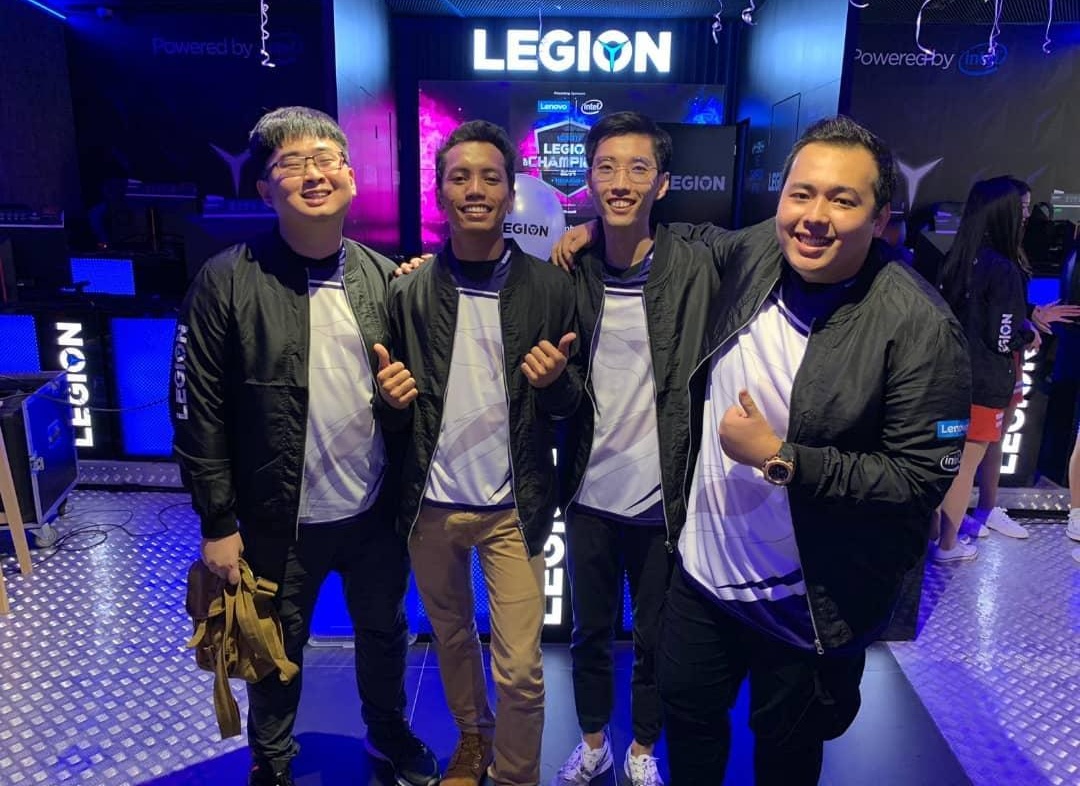 LCP Amirul (extreme right) with his e-sports team members at a tournament.