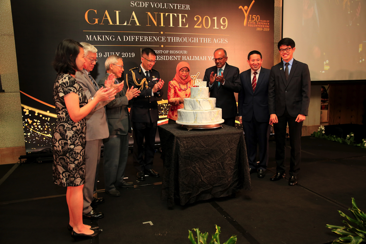 Cake-cutting by Mdm President to commemorate 150 Years of CD Volunteerism Cake-cutting by Mdm President to commemorate 150 Years of CD Volunteerism