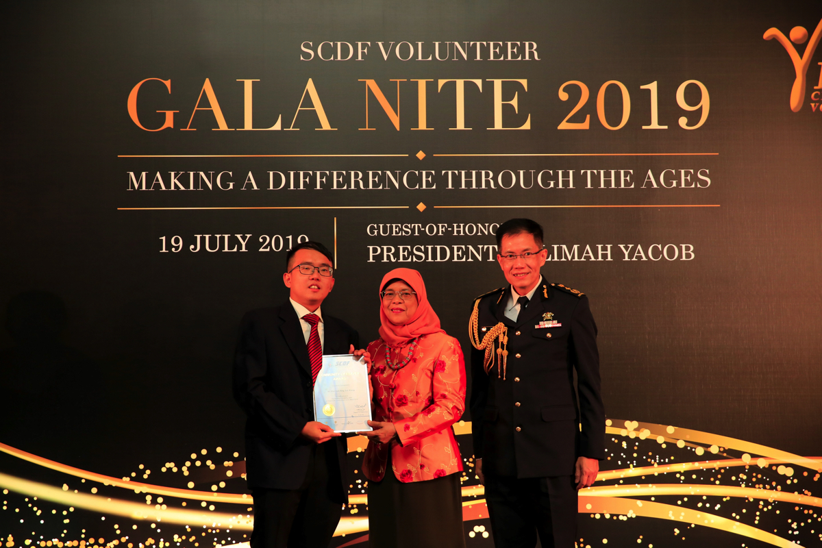 Mdm President presenting the Community Lifesaver Award to Mr Sherman Ang Mdm President presenting the Community Lifesaver Award to Mr Sherman Ang
