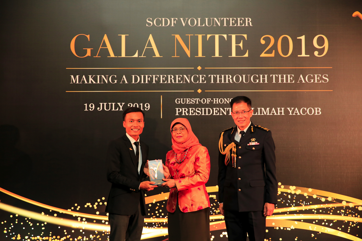 Mdm President presenting the Outstanding SCDF Volunteer Award to Mr Muhammad Adhwa Mdm President presenting the Outstanding SCDF Volunteer Award to Mr Muhammad Adhwa