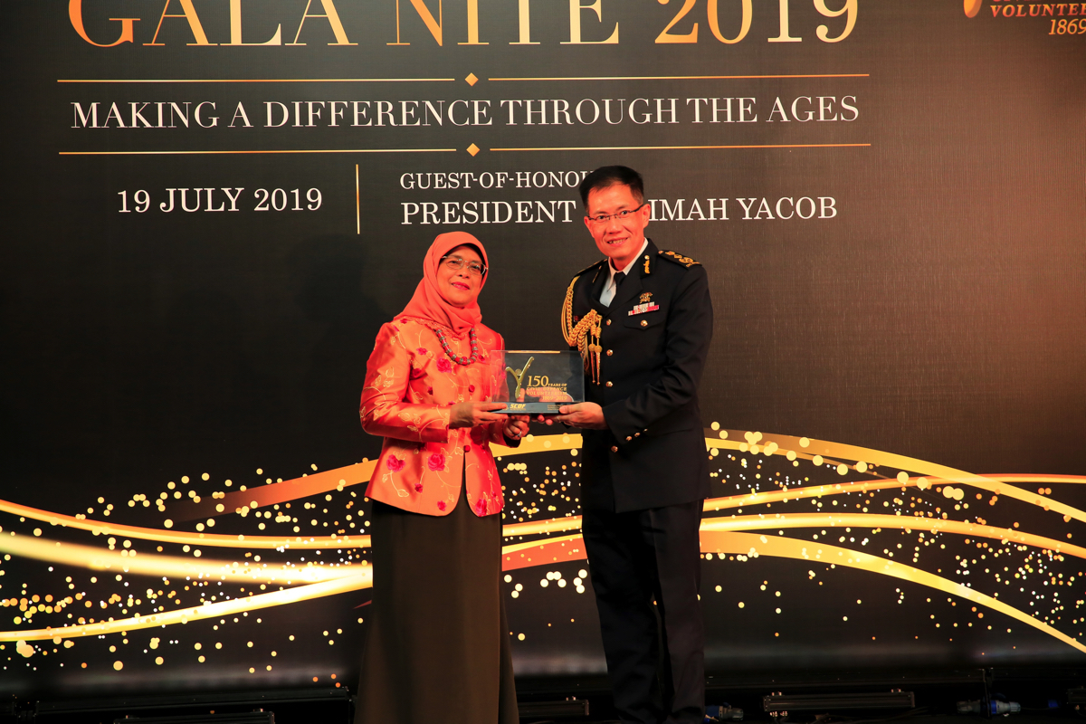 SCDF COMR Eric Yap presenting a token of appreciation to Mdm President