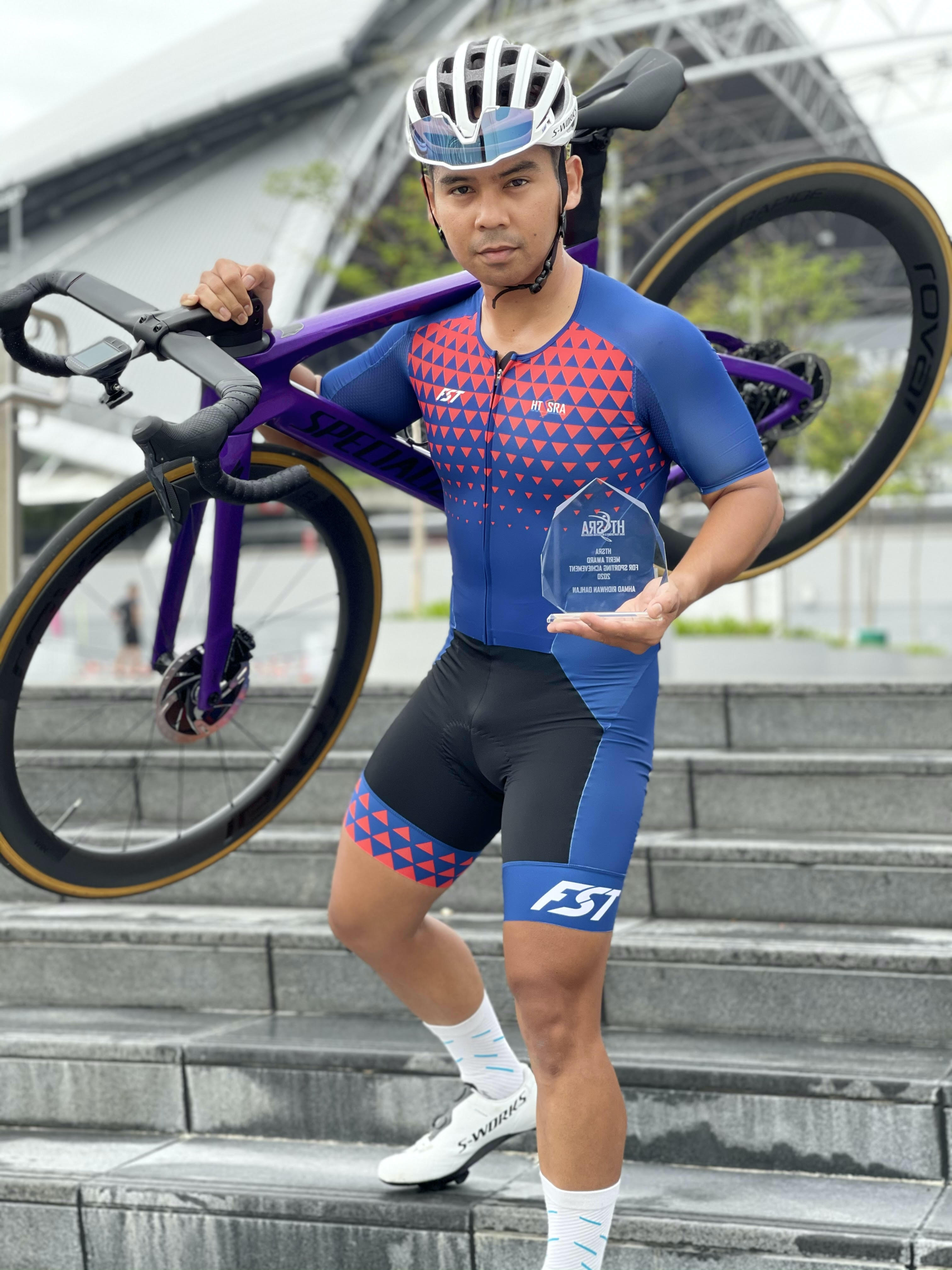 SSG Ahman Ridhwan Bin Dahlan holding his winning trophy with pride.