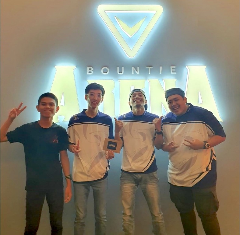 LCP Amirul (first person from the right) and his team won third place in the PMPL-MYSG tournament.