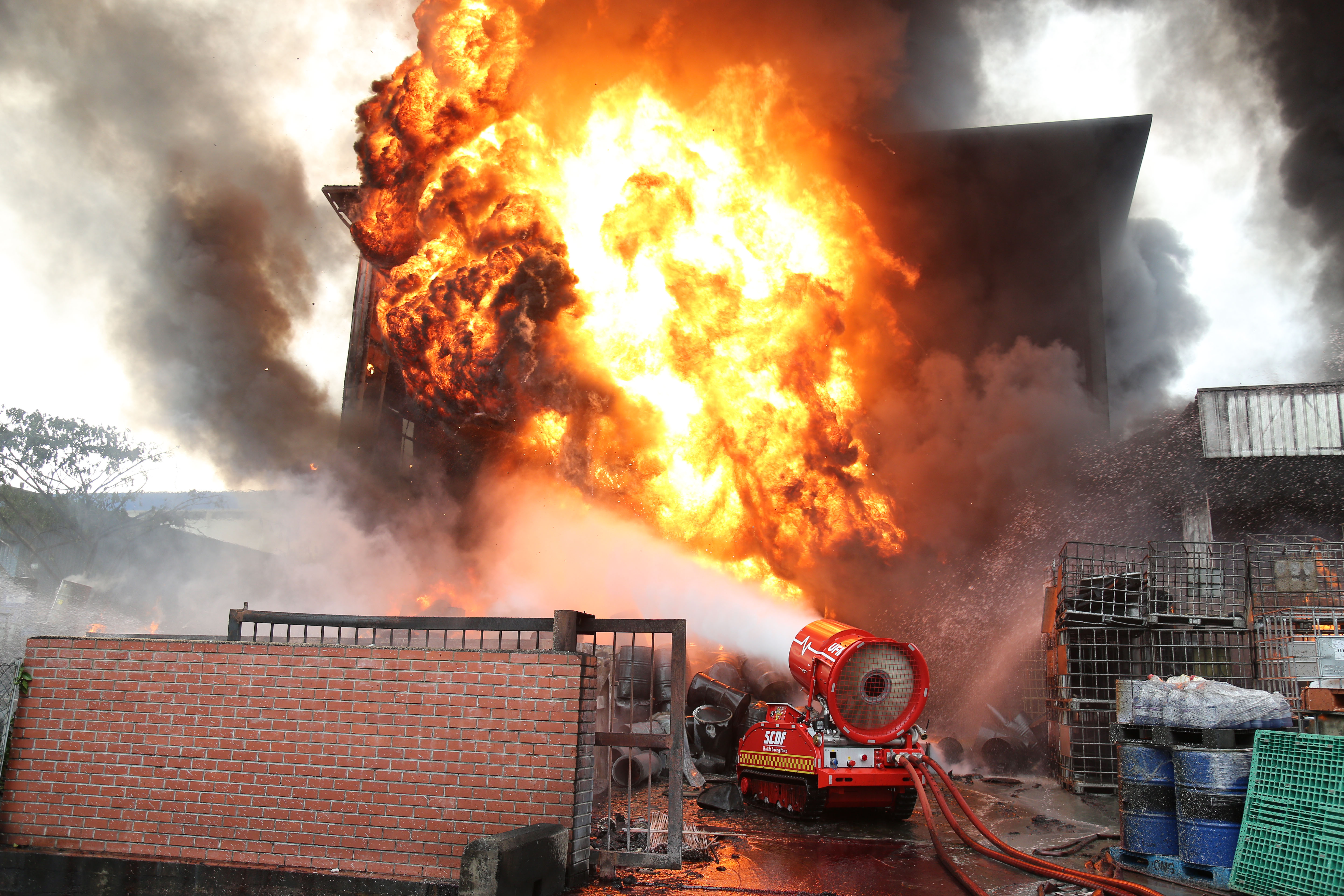 UFM putting out a massive factory fire
