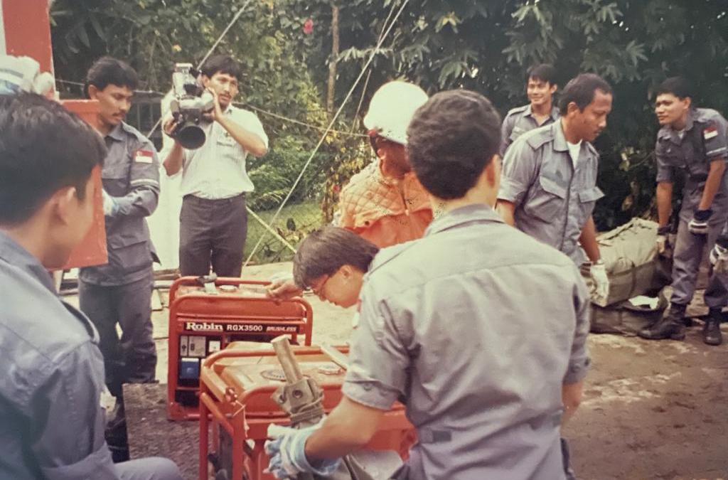 SWO1 Irianto, then Private (PTE) Irianto (beside the cameraman) along with other DART rescuers unloading equipment at the disaster site.