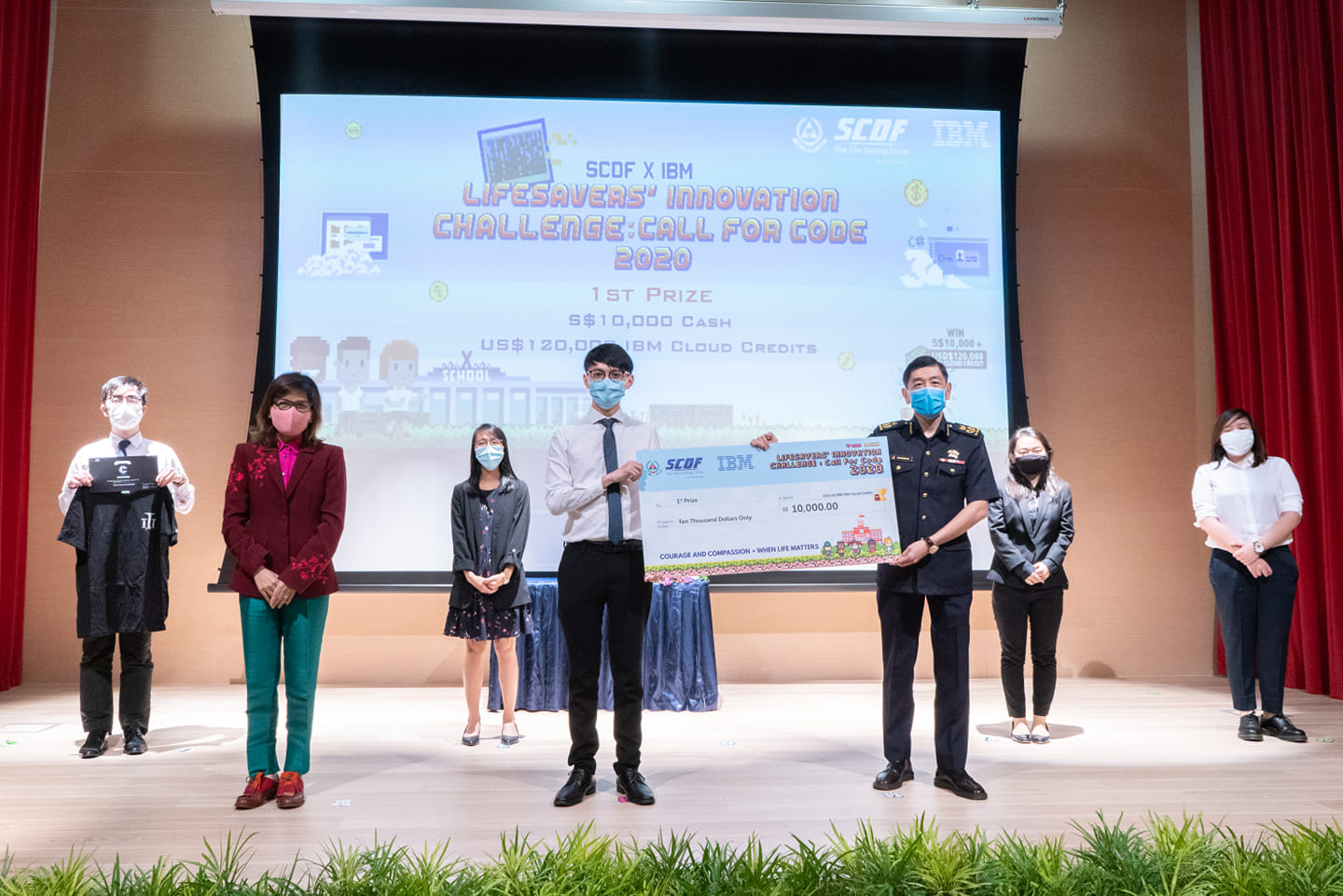 Ms Natasha Kwan, General Manager of Enterprise Public Sector, IBM Singapore [front row, left] and DC Teong How Hwa, Deputy Commissioner (Future Technology & Public Safety) [front row, right] with members of the champion team.