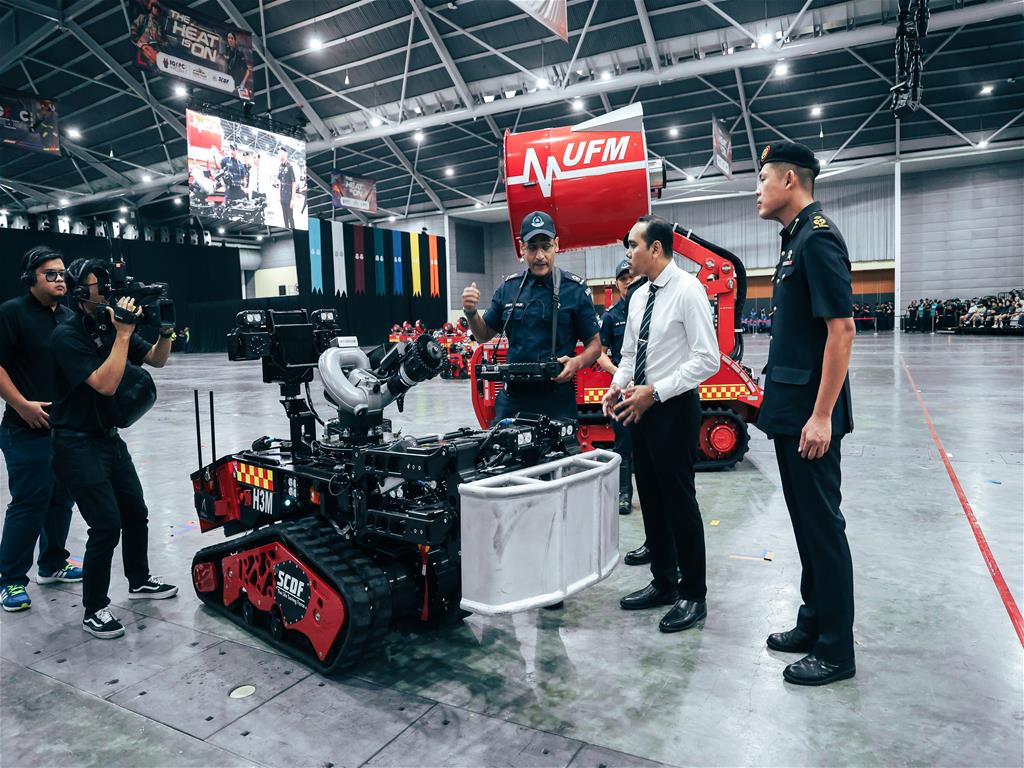 An SCDF operator explaining the capabilities of the High Mobility Modular Machine (H3M) to Mr Zhulkarnain